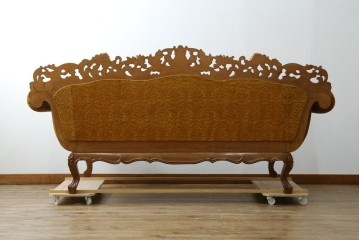 アジアンヴィンテージ　オリエンタルデザイン　迫力のある彫刻と華やかな色のファブリックが目を惹く2.5人掛けソファ　(R-073749)