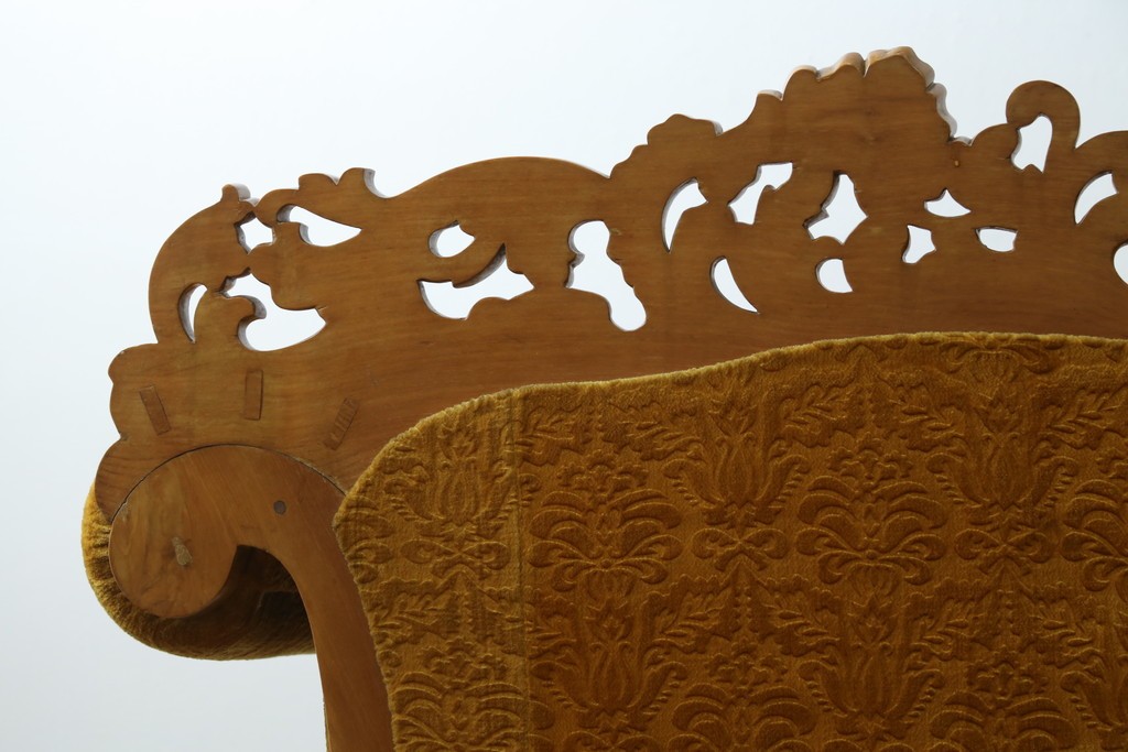 アジアンヴィンテージ　オリエンタルデザイン　迫力のある彫刻と華やかな色のファブリックが目を惹く2.5人掛けソファ　(R-073749)