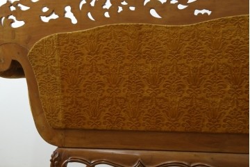 アジアンヴィンテージ　オリエンタルデザイン　迫力のある彫刻と華やかな色のファブリックが目を惹く2.5人掛けソファ　(R-073749)