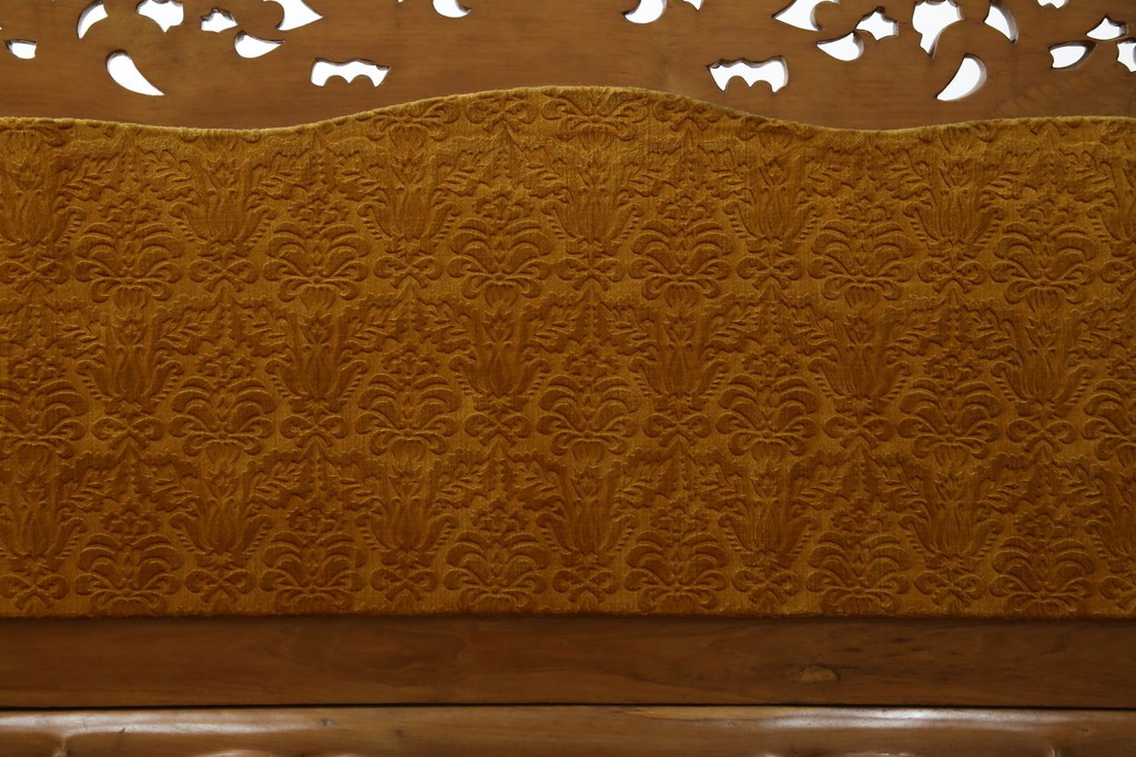 アジアンヴィンテージ　オリエンタルデザイン　迫力のある彫刻と華やかな色のファブリックが目を惹く2.5人掛けソファ　(R-073749)