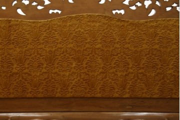 アジアンヴィンテージ　オリエンタルデザイン　迫力のある彫刻と華やかな色のファブリックが目を惹く2.5人掛けソファ　(R-073749)