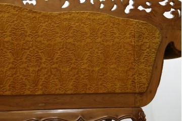 アジアンヴィンテージ　オリエンタルデザイン　迫力のある彫刻と華やかな色のファブリックが目を惹く2.5人掛けソファ　(R-073749)