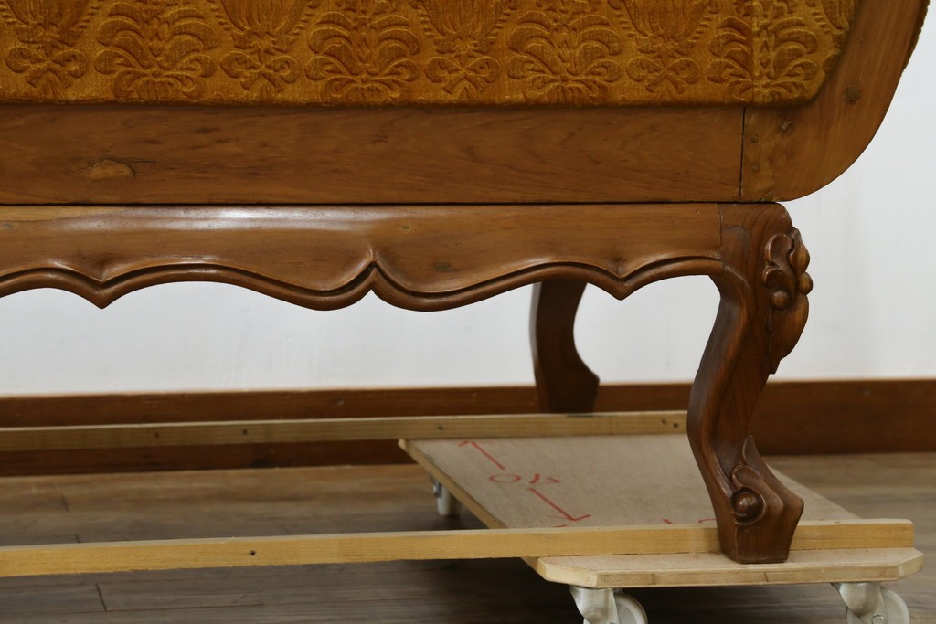 アジアンヴィンテージ　オリエンタルデザイン　迫力のある彫刻と華やかな色のファブリックが目を惹く2.5人掛けソファ　(R-073749)