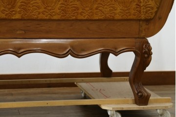 アジアンヴィンテージ　オリエンタルデザイン　迫力のある彫刻と華やかな色のファブリックが目を惹く2.5人掛けソファ　(R-073749)