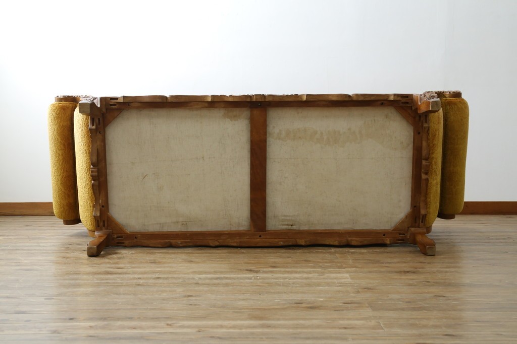 アジアンヴィンテージ　オリエンタルデザイン　迫力のある彫刻と華やかな色のファブリックが目を惹く2.5人掛けソファ　(R-073749)