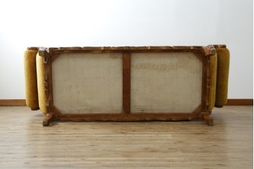 アジアンヴィンテージ　オリエンタルデザイン　迫力のある彫刻と華やかな色のファブリックが目を惹く2.5人掛けソファ　(R-073749)