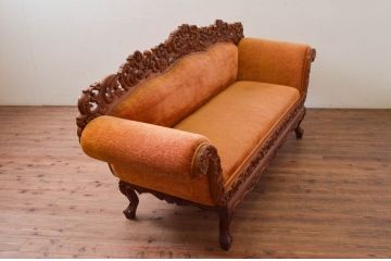 アジアンビンテージ　オリエンタルデザイン　迫力のある彫刻と華やかな色のファブリックが目を惹く2.5人掛けソファ(アームソファ、2人掛け、二人掛け、2P、3人掛け、三人掛け、3P、ヴィンテージ)(R-073749)