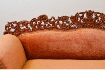 アジアンビンテージ　オリエンタルデザイン　迫力のある彫刻と華やかな色のファブリックが目を惹く2.5人掛けソファ(アームソファ、2人掛け、二人掛け、2P、3人掛け、三人掛け、3P、ヴィンテージ)(R-073749)