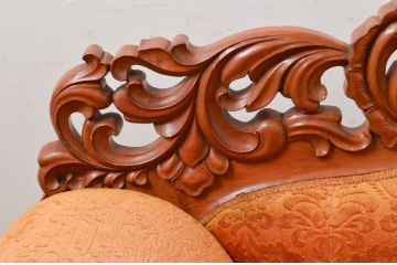 アジアンビンテージ　オリエンタルデザイン　迫力のある彫刻と華やかな色のファブリックが目を惹く2.5人掛けソファ(アームソファ、2人掛け、二人掛け、2P、3人掛け、三人掛け、3P、ヴィンテージ)(R-073749)
