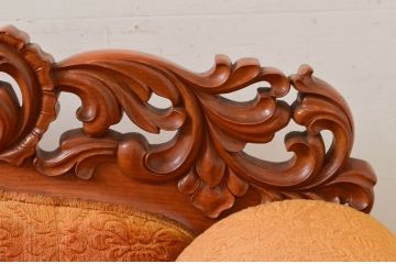 アジアンビンテージ　オリエンタルデザイン　迫力のある彫刻と華やかな色のファブリックが目を惹く2.5人掛けソファ(アームソファ、2人掛け、二人掛け、2P、3人掛け、三人掛け、3P、ヴィンテージ)(R-073749)
