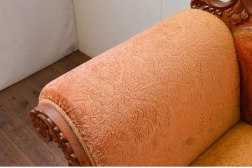 アジアンビンテージ　オリエンタルデザイン　迫力のある彫刻と華やかな色のファブリックが目を惹く2.5人掛けソファ(アームソファ、2人掛け、二人掛け、2P、3人掛け、三人掛け、3P、ヴィンテージ)(R-073749)