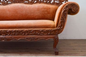 アジアンビンテージ　オリエンタルデザイン　迫力のある彫刻と華やかな色のファブリックが目を惹く2.5人掛けソファ(アームソファ、2人掛け、二人掛け、2P、3人掛け、三人掛け、3P、ヴィンテージ)(R-073749)