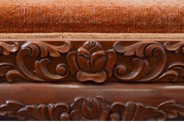 アジアンビンテージ　オリエンタルデザイン　迫力のある彫刻と華やかな色のファブリックが目を惹く2.5人掛けソファ(アームソファ、2人掛け、二人掛け、2P、3人掛け、三人掛け、3P、ヴィンテージ)(R-073749)