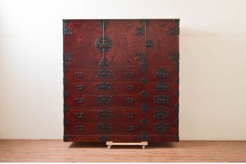 中古　美品　岩谷堂箪笥　美しい杢目と立派な金具が魅力的な三段重ね箪笥(収納箪笥、衣装箪笥、着物箪笥、和箪笥、上下バラ売り可能)(定価約140万円)(R-073751)