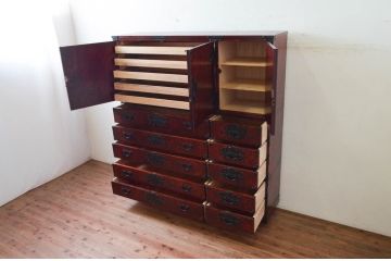 中古　美品　岩谷堂箪笥　美しい杢目と立派な金具が魅力的な三段重ね箪笥(収納箪笥、衣装箪笥、着物箪笥、和箪笥、上下バラ売り可能)(定価約140万円)(R-073751)