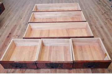 中古　美品　岩谷堂箪笥　美しい杢目と立派な金具が魅力的な三段重ね箪笥(収納箪笥、衣装箪笥、着物箪笥、和箪笥、上下バラ売り可能)(定価約140万円)(R-073751)