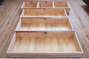 中古　美品　岩谷堂箪笥　美しい杢目と立派な金具が魅力的な三段重ね箪笥(収納箪笥、衣装箪笥、着物箪笥、和箪笥、上下バラ売り可能)(定価約140万円)(R-073751)