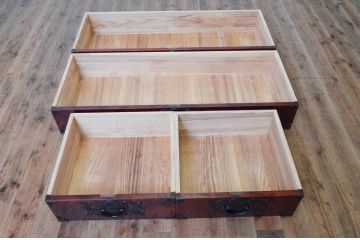 中古　美品　岩谷堂箪笥　美しい杢目と立派な金具が魅力的な三段重ね箪笥(収納箪笥、衣装箪笥、着物箪笥、和箪笥、上下バラ売り可能)(定価約140万円)(R-073751)