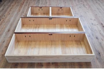 中古　美品　岩谷堂箪笥　美しい杢目と立派な金具が魅力的な三段重ね箪笥(収納箪笥、衣装箪笥、着物箪笥、和箪笥、上下バラ売り可能)(定価約140万円)(R-073751)