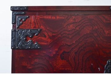 中古　美品　岩谷堂箪笥　美しい杢目と立派な金具が魅力的な三段重ね箪笥(収納箪笥、衣装箪笥、着物箪笥、和箪笥、上下バラ売り可能)(定価約140万円)(R-073751)