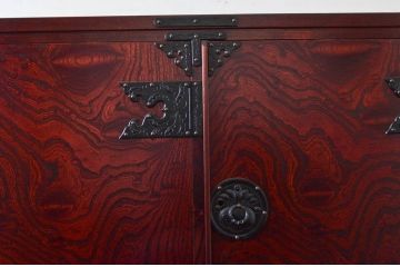 中古　美品　岩谷堂箪笥　美しい杢目と立派な金具が魅力的な三段重ね箪笥(収納箪笥、衣装箪笥、着物箪笥、和箪笥、上下バラ売り可能)(定価約140万円)(R-073751)