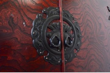 中古　美品　岩谷堂箪笥　美しい杢目と立派な金具が魅力的な三段重ね箪笥(収納箪笥、衣装箪笥、着物箪笥、和箪笥、上下バラ売り可能)(定価約140万円)(R-073751)