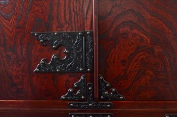 中古　美品　岩谷堂箪笥　美しい杢目と立派な金具が魅力的な三段重ね箪笥(収納箪笥、衣装箪笥、着物箪笥、和箪笥、上下バラ売り可能)(定価約140万円)(R-073751)