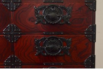 中古　美品　岩谷堂箪笥　美しい杢目と立派な金具が魅力的な三段重ね箪笥(収納箪笥、衣装箪笥、着物箪笥、和箪笥、上下バラ売り可能)(定価約140万円)(R-073751)