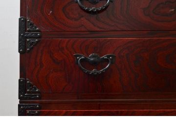 中古　美品　岩谷堂箪笥　美しい杢目と立派な金具が魅力的な三段重ね箪笥(収納箪笥、衣装箪笥、着物箪笥、和箪笥、上下バラ売り可能)(定価約140万円)(R-073751)