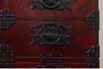 中古　美品　岩谷堂箪笥　美しい杢目と立派な金具が魅力的な三段重ね箪笥(収納箪笥、衣装箪笥、着物箪笥、和箪笥、上下バラ売り可能)(定価約140万円)(R-073751)
