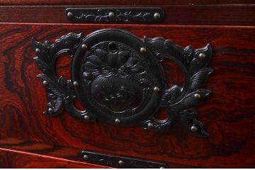 中古　美品　岩谷堂箪笥　美しい杢目と立派な金具が魅力的な三段重ね箪笥(収納箪笥、衣装箪笥、着物箪笥、和箪笥、上下バラ売り可能)(定価約140万円)(R-073751)
