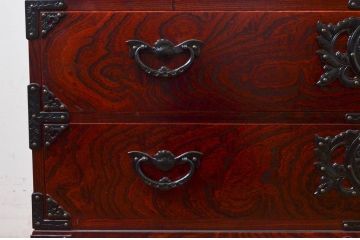 中古　美品　岩谷堂箪笥　美しい杢目と立派な金具が魅力的な三段重ね箪笥(収納箪笥、衣装箪笥、着物箪笥、和箪笥、上下バラ売り可能)(定価約140万円)(R-073751)