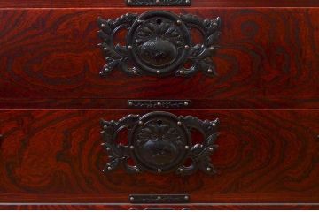 中古　美品　岩谷堂箪笥　美しい杢目と立派な金具が魅力的な三段重ね箪笥(収納箪笥、衣装箪笥、着物箪笥、和箪笥、上下バラ売り可能)(定価約140万円)(R-073751)