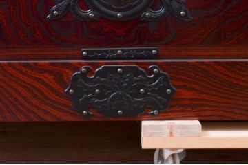 中古　美品　岩谷堂箪笥　美しい杢目と立派な金具が魅力的な三段重ね箪笥(収納箪笥、衣装箪笥、着物箪笥、和箪笥、上下バラ売り可能)(定価約140万円)(R-073751)