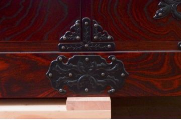 中古　美品　岩谷堂箪笥　美しい杢目と立派な金具が魅力的な三段重ね箪笥(収納箪笥、衣装箪笥、着物箪笥、和箪笥、上下バラ売り可能)(定価約140万円)(R-073751)