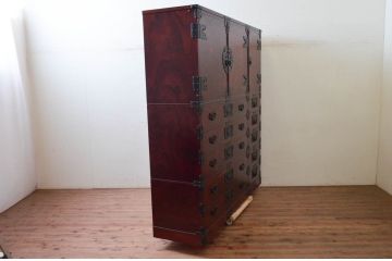 中古　美品　岩谷堂箪笥　美しい杢目と立派な金具が魅力的な三段重ね箪笥(収納箪笥、衣装箪笥、着物箪笥、和箪笥、上下バラ売り可能)(定価約140万円)(R-073751)