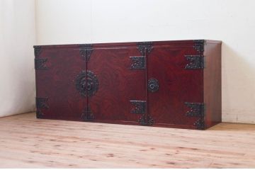 中古　美品　岩谷堂箪笥　脚(台輪)付きリメイク　美しい杢目と立派な金具が魅力的な衣装盆付きサイドボード(引き出し、着物箪笥、衣装タンス、サイドチェスト、収納棚、戸棚)(R-073752)