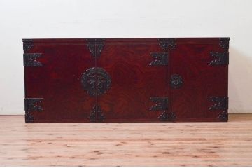中古　美品　岩谷堂箪笥　脚(台輪)付きリメイク　美しい杢目と立派な金具が魅力的な衣装盆付きサイドボード(引き出し、着物箪笥、衣装タンス、サイドチェスト、収納棚、戸棚)(R-073752)
