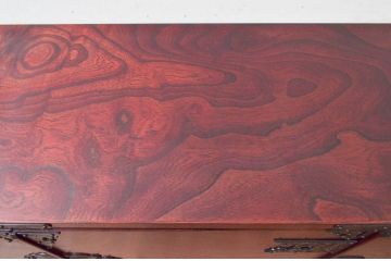 中古　美品　岩谷堂箪笥　脚(台輪)付きリメイク　美しい杢目と立派な金具が魅力的な衣装盆付きサイドボード(引き出し、着物箪笥、衣装タンス、サイドチェスト、収納棚、戸棚)(R-073752)