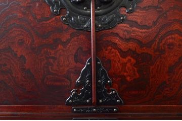 中古　美品　岩谷堂箪笥　脚(台輪)付きリメイク　美しい杢目と立派な金具が魅力的な衣装盆付きサイドボード(引き出し、着物箪笥、衣装タンス、サイドチェスト、収納棚、戸棚)(R-073752)