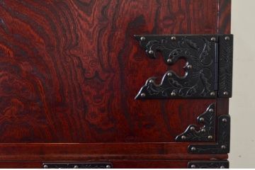 中古　美品　岩谷堂箪笥　脚(台輪)付きリメイク　美しい杢目と立派な金具が魅力的な衣装盆付きサイドボード(引き出し、着物箪笥、衣装タンス、サイドチェスト、収納棚、戸棚)(R-073752)