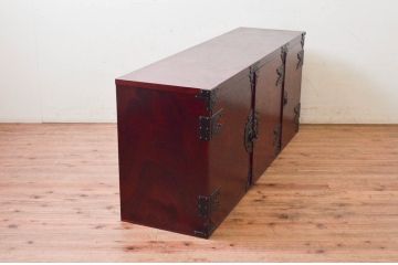 中古　美品　岩谷堂箪笥　脚(台輪)付きリメイク　美しい杢目と立派な金具が魅力的な衣装盆付きサイドボード(引き出し、着物箪笥、衣装タンス、サイドチェスト、収納棚、戸棚)(R-073752)