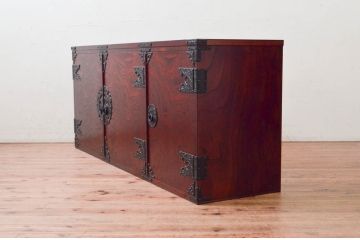 中古　美品　岩谷堂箪笥　脚(台輪)付きリメイク　美しい杢目と立派な金具が魅力的な衣装盆付きサイドボード(引き出し、着物箪笥、衣装タンス、サイドチェスト、収納棚、戸棚)(R-073752)