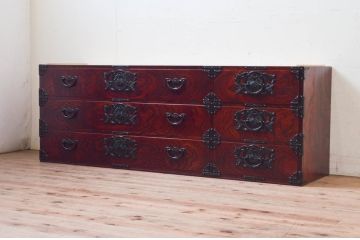 中古　美品　岩谷堂箪笥　天板リメイク　脚(台輪)付きリメイク　美しい杢目と立派な金具が魅力的なローチェスト(サイドボード、テレビ台、テレビボード、引き出し、収納箪笥、衣装箪笥、和箪笥)(R-073753)