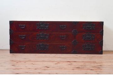 中古　美品　岩谷堂箪笥　天板リメイク　脚(台輪)付きリメイク　美しい杢目と立派な金具が魅力的なローチェスト(サイドボード、テレビ台、テレビボード、引き出し、収納箪笥、衣装箪笥、和箪笥)(R-073753)