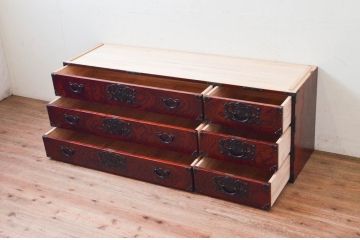 中古　美品　岩谷堂箪笥　天板リメイク　脚(台輪)付きリメイク　美しい杢目と立派な金具が魅力的なローチェスト(サイドボード、テレビ台、テレビボード、引き出し、収納箪笥、衣装箪笥、和箪笥)(R-073753)