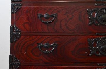 中古　美品　岩谷堂箪笥　天板リメイク　脚(台輪)付きリメイク　美しい杢目と立派な金具が魅力的なローチェスト(サイドボード、テレビ台、テレビボード、引き出し、収納箪笥、衣装箪笥、和箪笥)(R-073753)