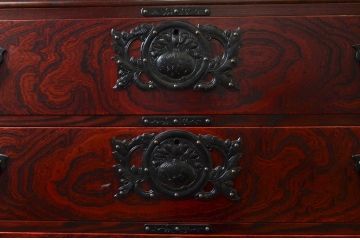 中古　美品　岩谷堂箪笥　天板リメイク　脚(台輪)付きリメイク　美しい杢目と立派な金具が魅力的なローチェスト(サイドボード、テレビ台、テレビボード、引き出し、収納箪笥、衣装箪笥、和箪笥)(R-073753)