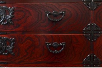 中古　美品　岩谷堂箪笥　天板リメイク　脚(台輪)付きリメイク　美しい杢目と立派な金具が魅力的なローチェスト(サイドボード、テレビ台、テレビボード、引き出し、収納箪笥、衣装箪笥、和箪笥)(R-073753)