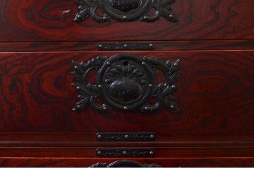 中古　美品　岩谷堂箪笥　天板リメイク　脚(台輪)付きリメイク　美しい杢目と立派な金具が魅力的なローチェスト(サイドボード、テレビ台、テレビボード、引き出し、収納箪笥、衣装箪笥、和箪笥)(R-073753)